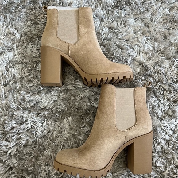 NWT Women’s Soda Glove Ankle Boot w/Lug Sole Elastic Gore Chunky Heels Size 8.5 - Picture 1 of 10